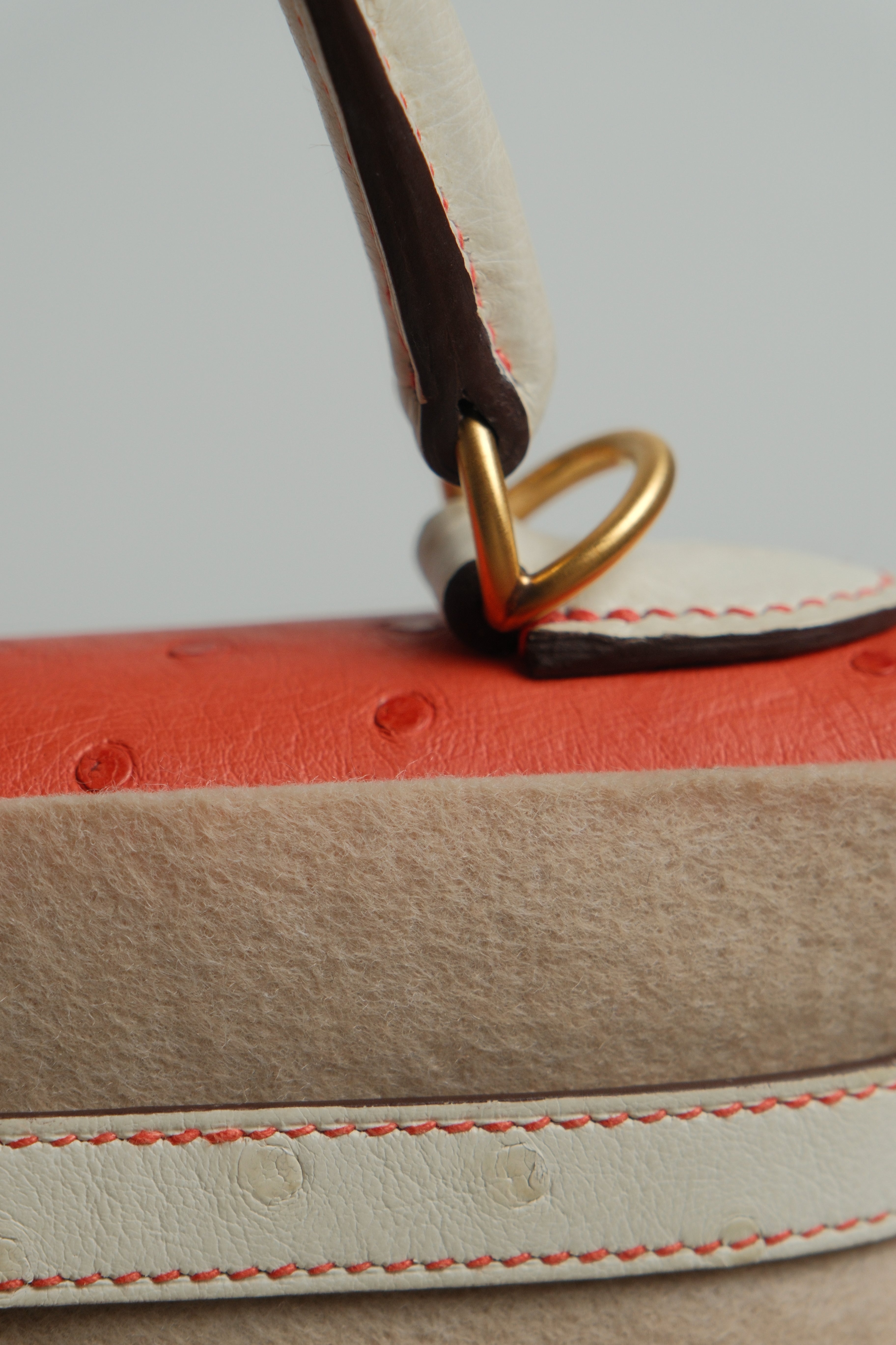 Kelly 25 HSS Rouge Vif Beton Ostrich Stamp B 2023