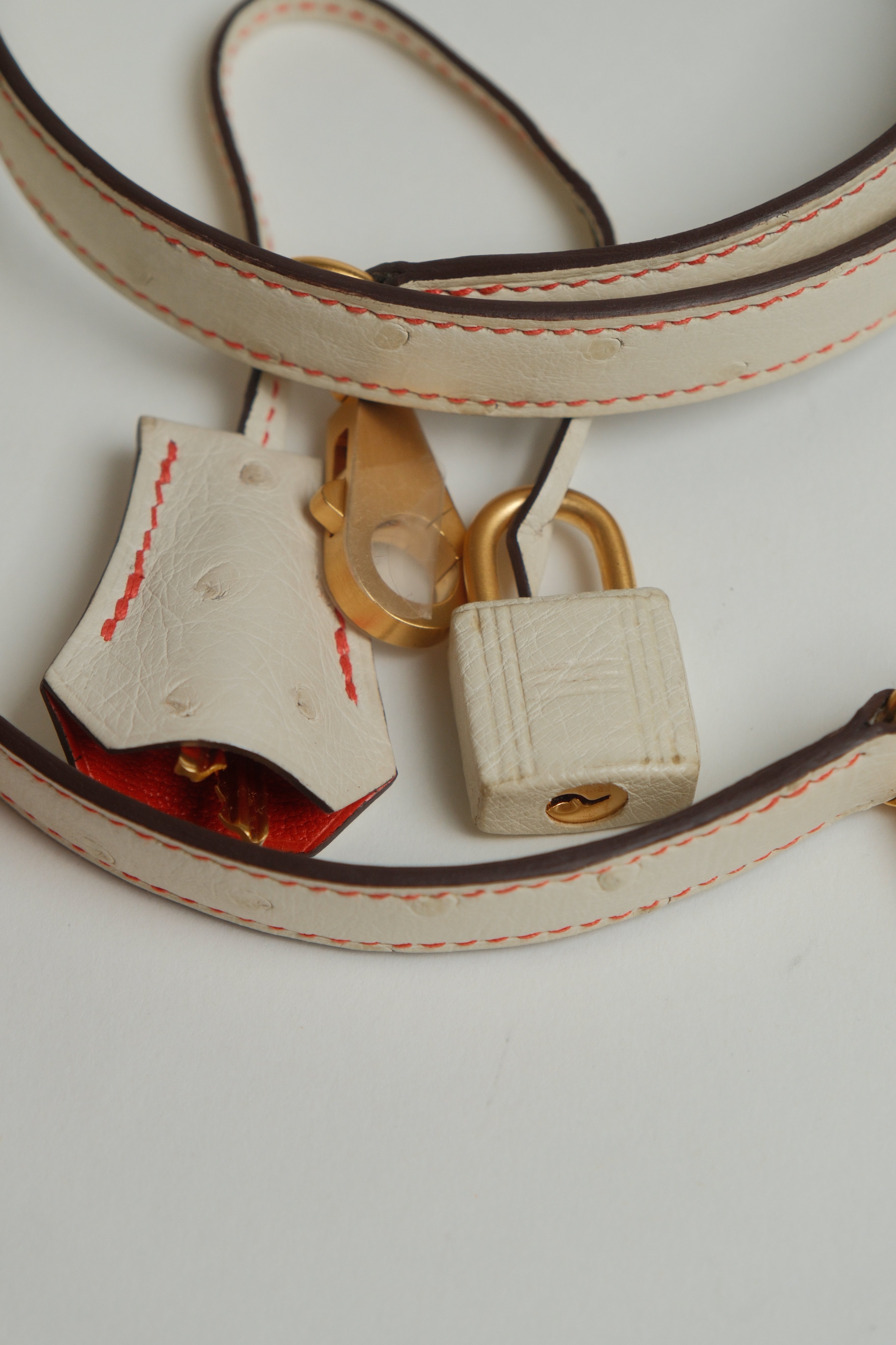 Kelly 25 HSS Rouge Vif Beton Ostrich Stamp B 2023