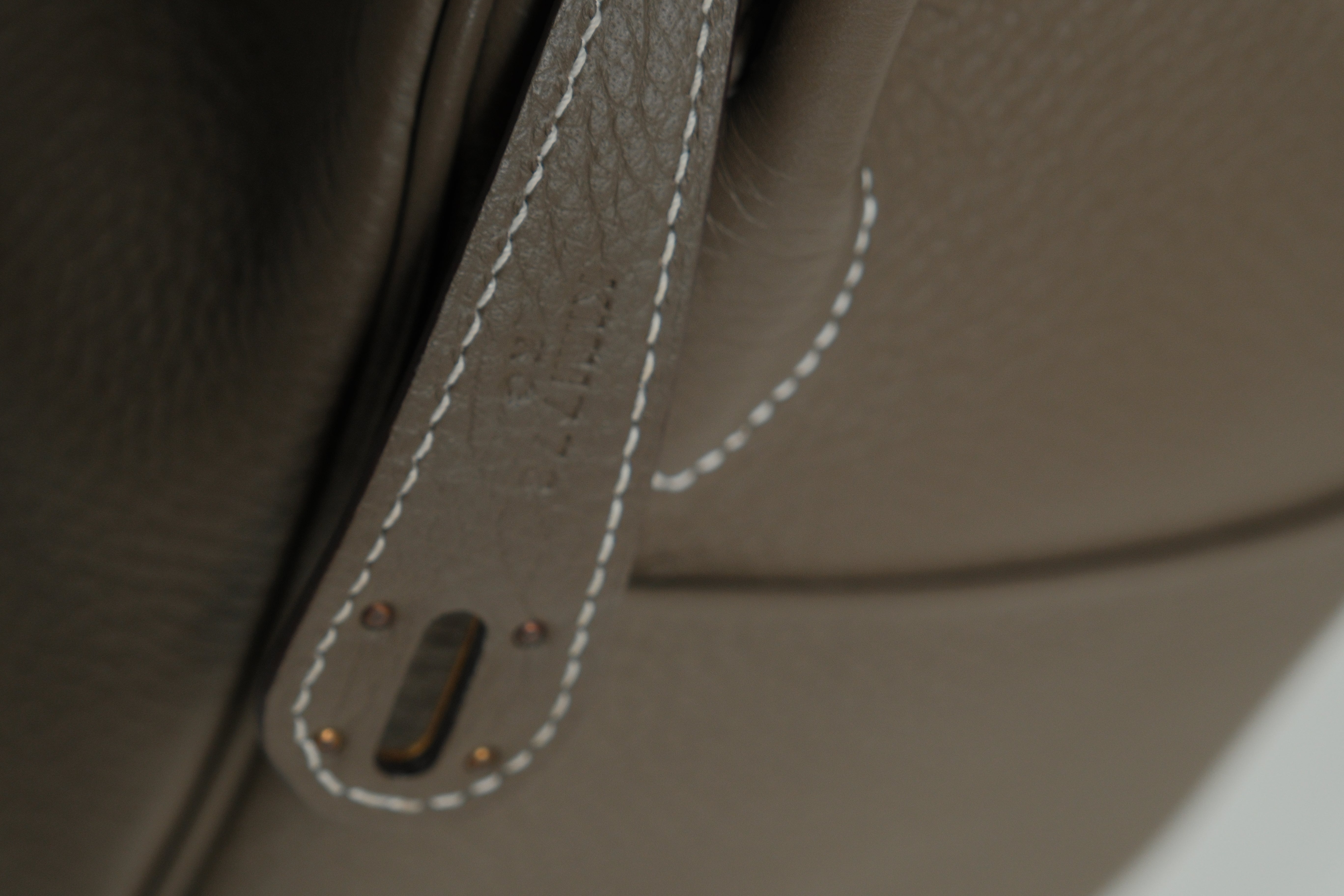 Lindy 26 Etoupe GHW Stamp K