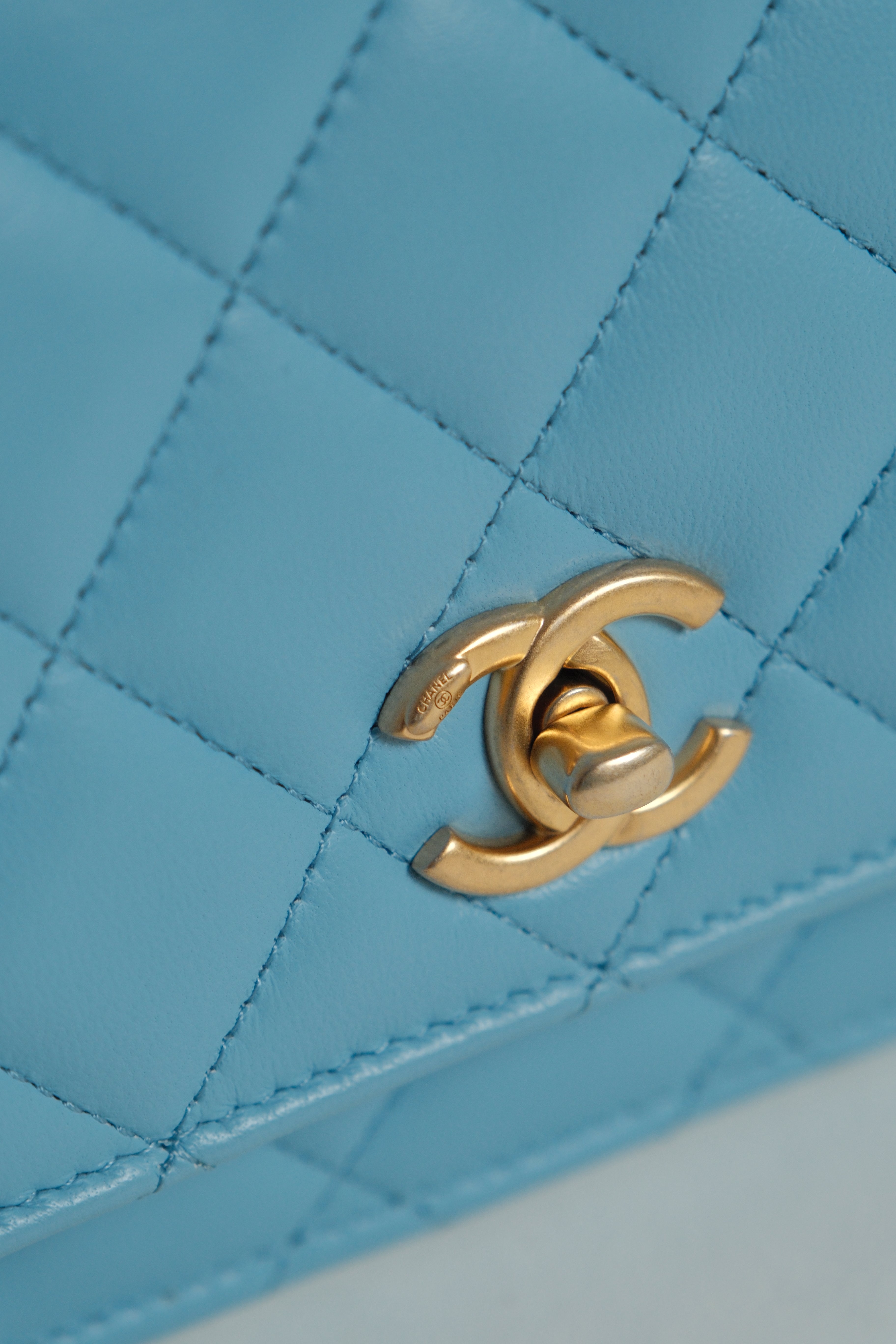 Wallet on Chain Pearl Crush Blue