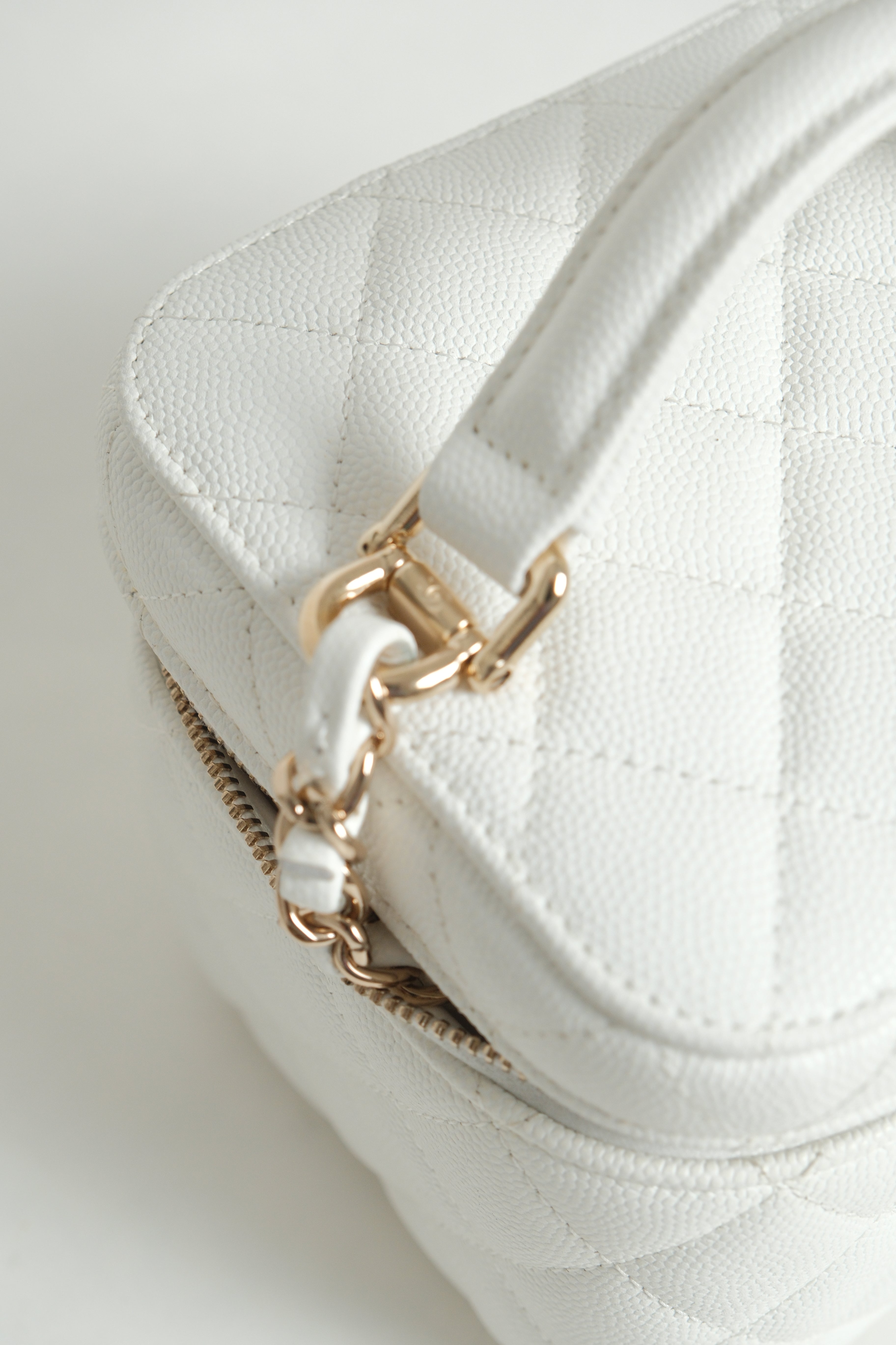 Vanity in White Caviar Microchipped