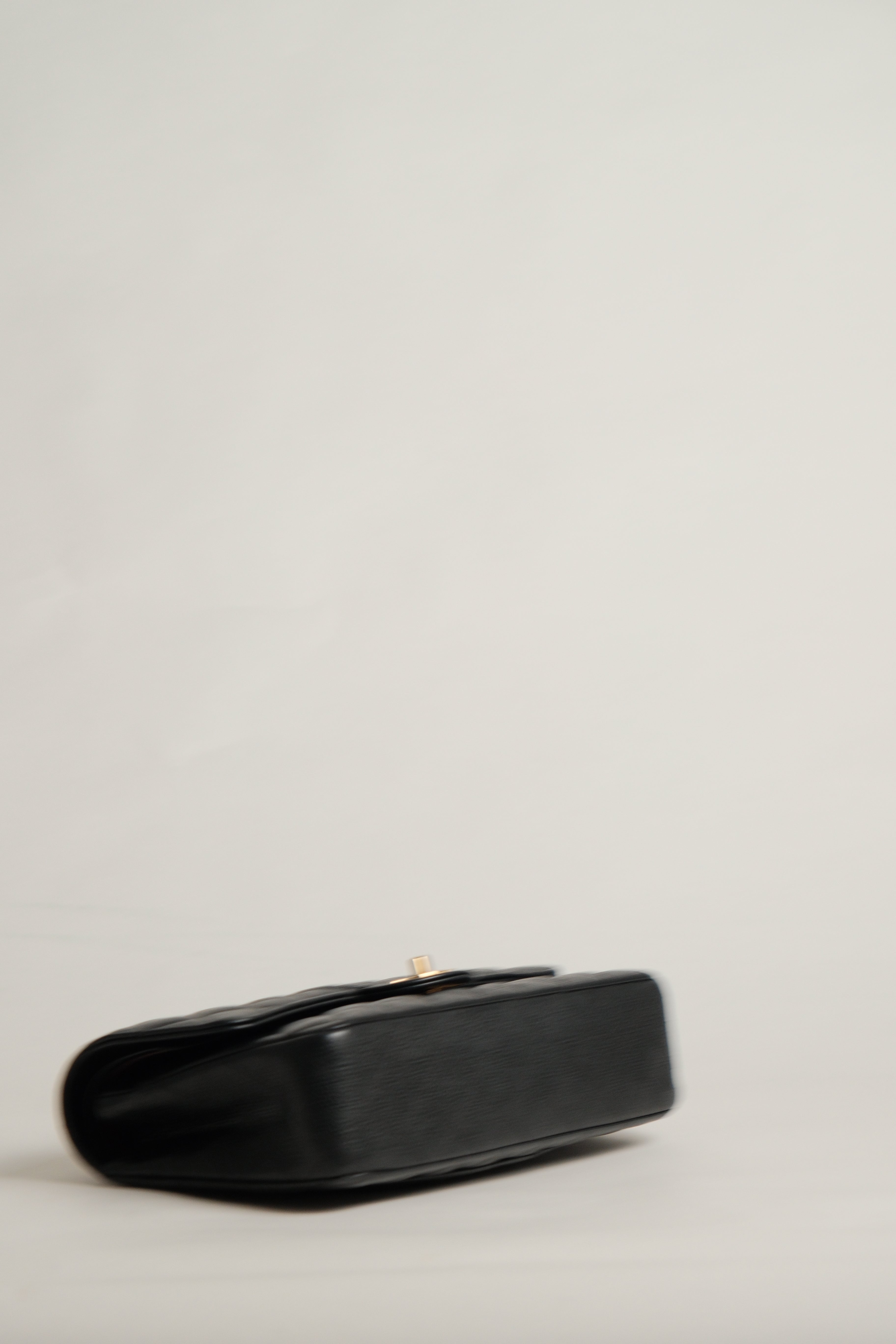 Classic Medium double Flap Microchipped