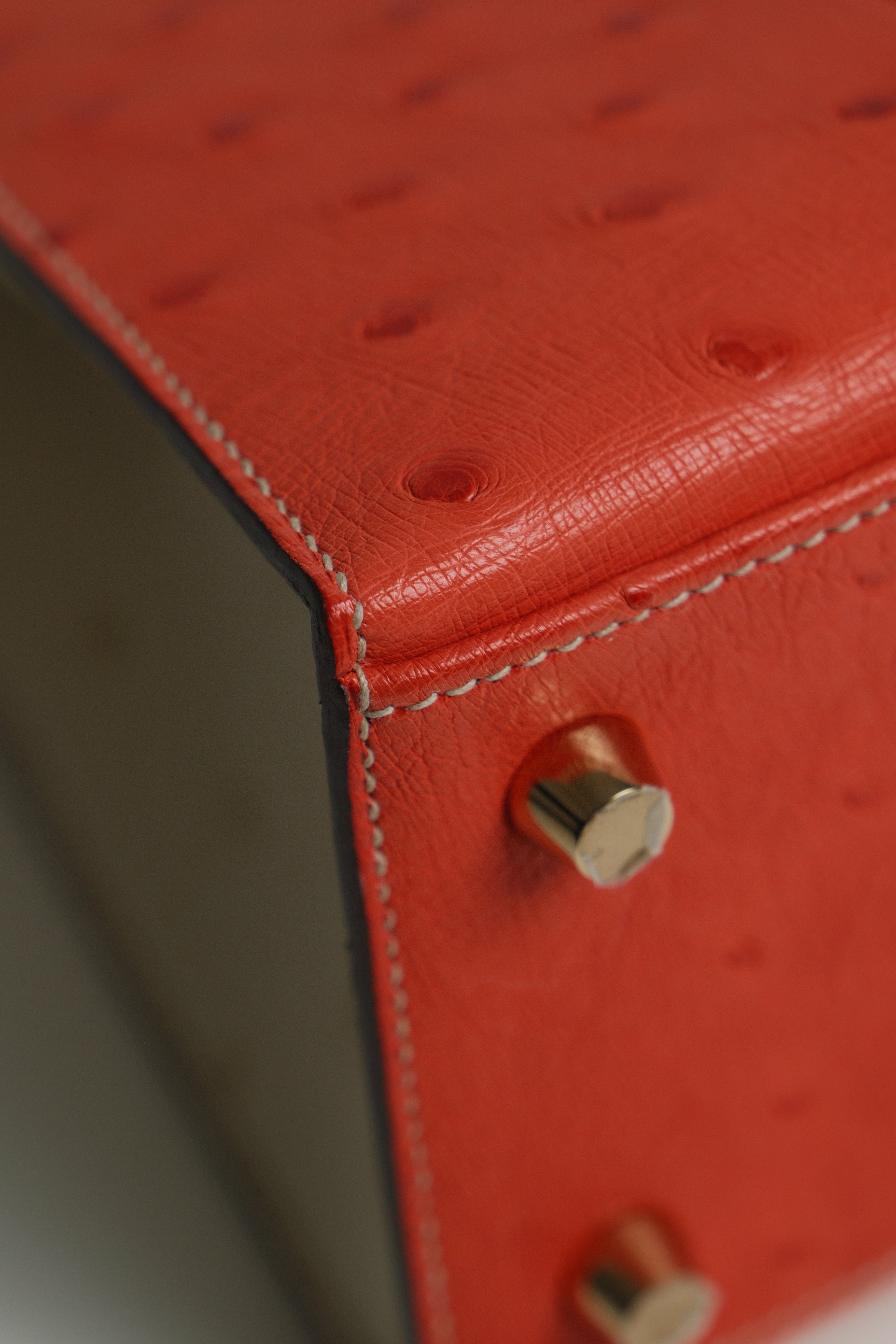 Kelly 25 HSS Rouge Vif Beton Ostrich Stamp B 2023