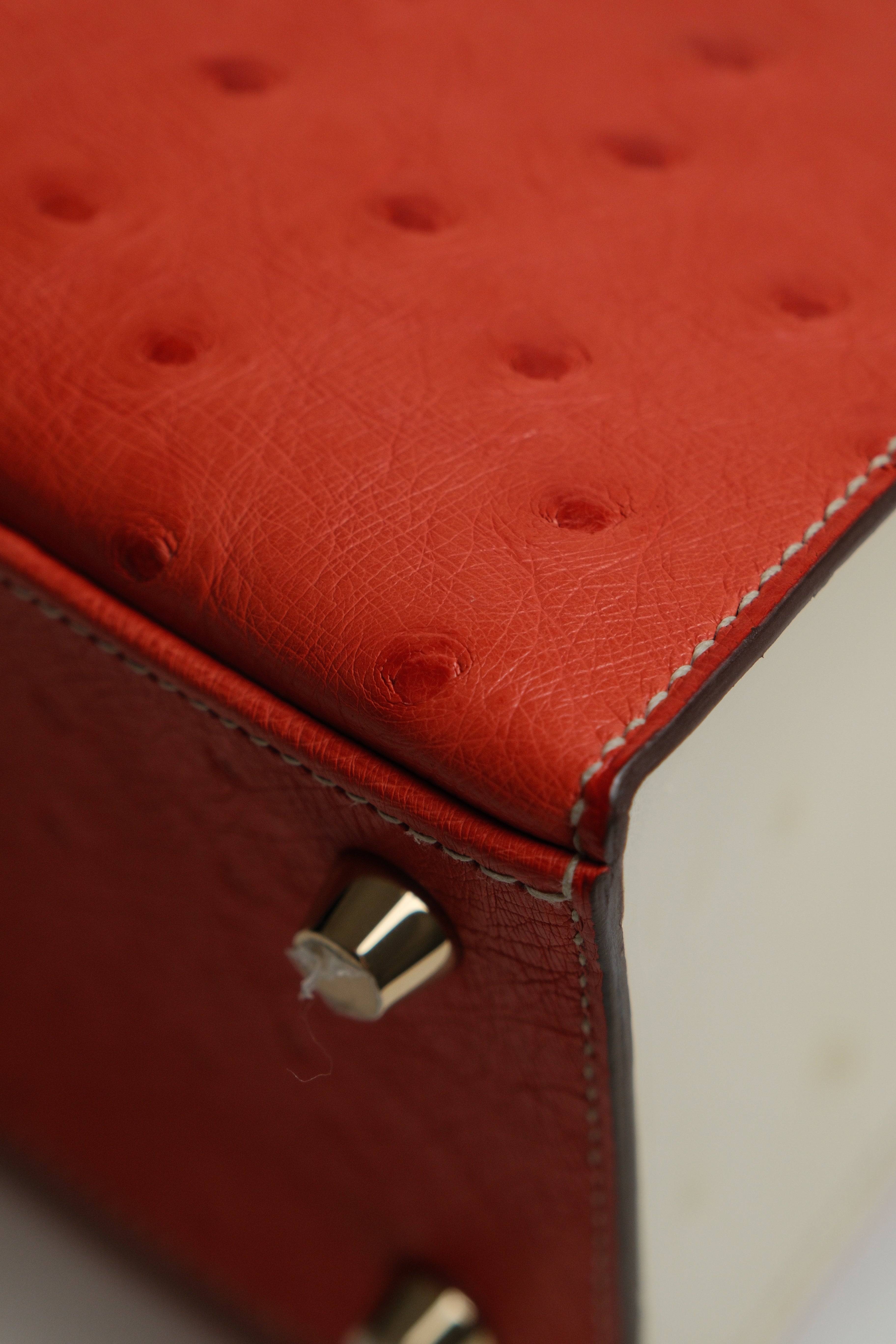 Kelly 25 HSS Rouge Vif Beton Ostrich Stamp B 2023