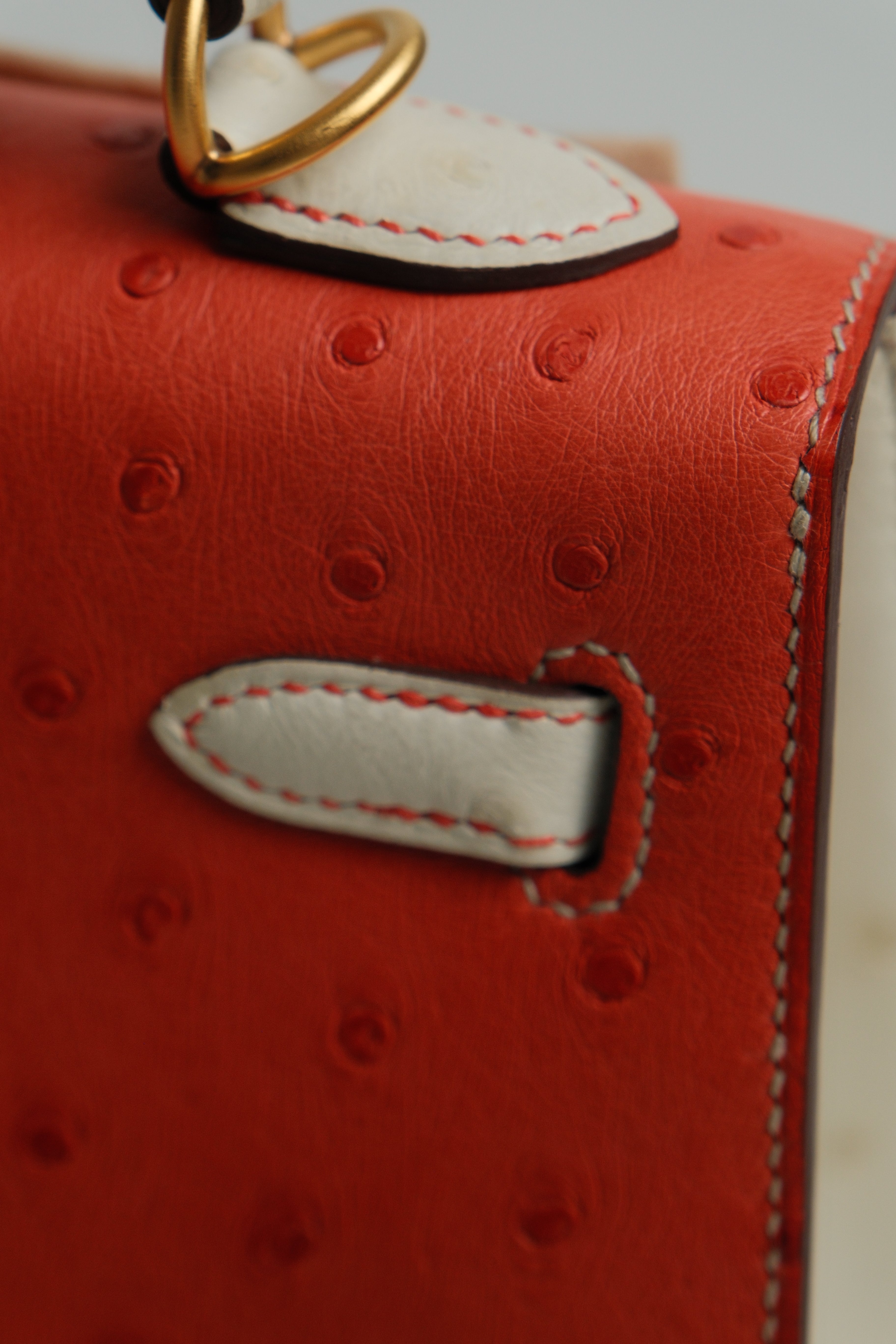 Kelly 25 HSS Rouge Vif Beton Ostrich Stamp B 2023