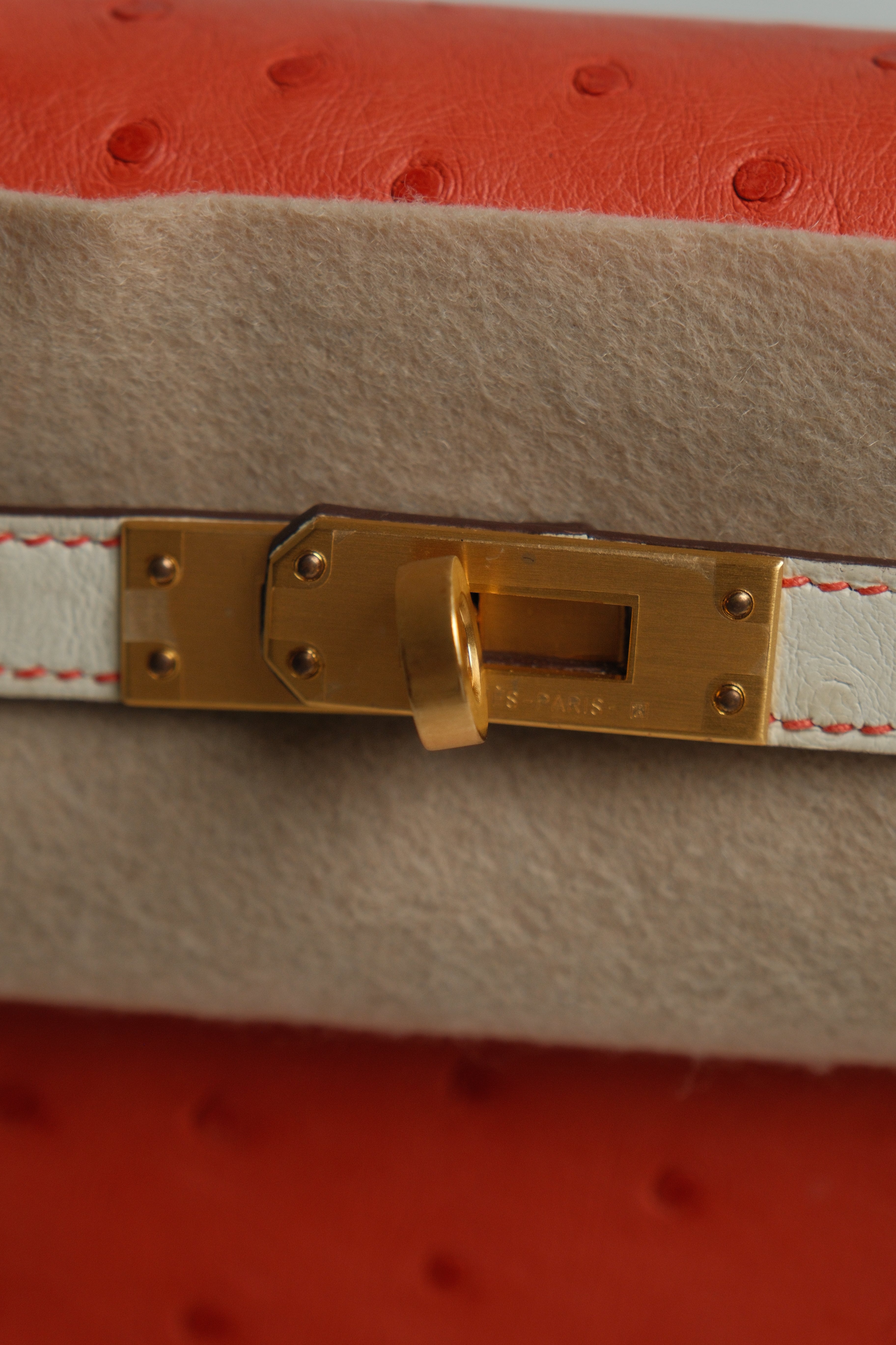 Kelly 25 HSS Rouge Vif Beton Ostrich Stamp B 2023